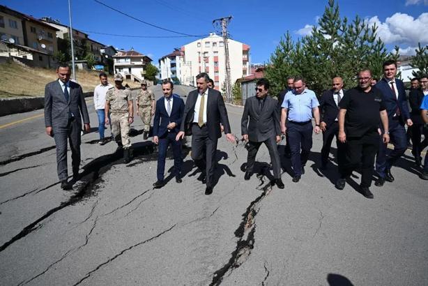Erzurum Valisi Çiftçi, heyelanın olduğu mahallede inceleme yaptı