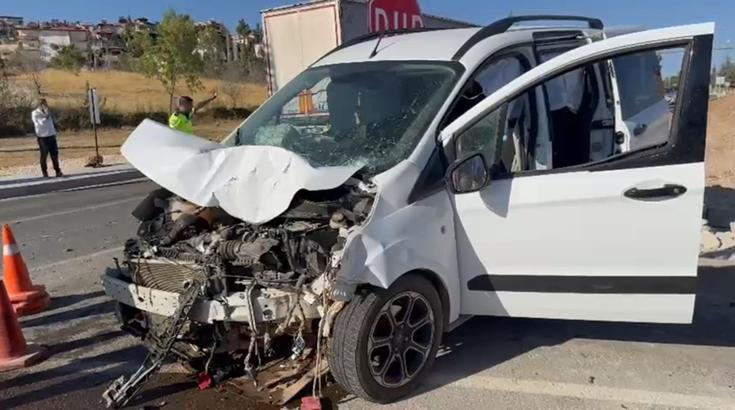 TIR ile ticari araç çarpıştı