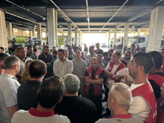 İzmir Karşıyaka'da grev kararı sonrası sokaklarda çöp yığınları oluştu (2)