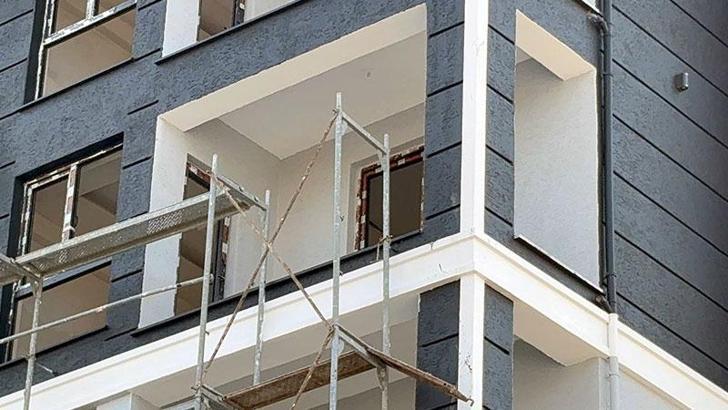 İnşaatta boya yapan işçi, 4'üncü kattan düşüp öldü