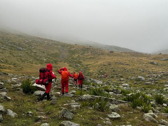 Zirve tırmanışında kaybolan 2 turist için arama çalışması başlatıldı (2)