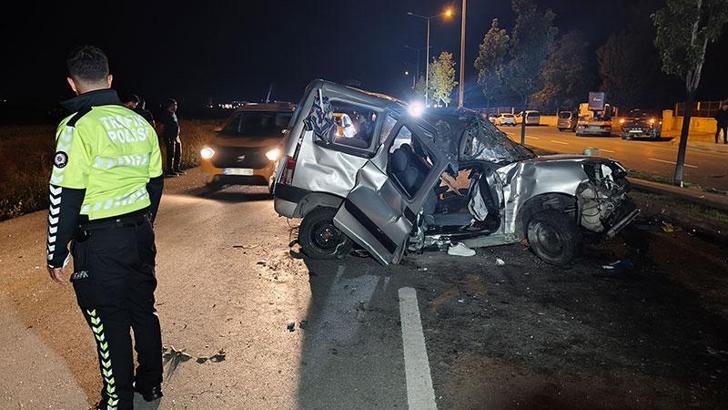 Otomobil, refüjdeki ağaç ve aydınlatma direğine çarpıp devrildi: 1 ölü, 2 yaralı