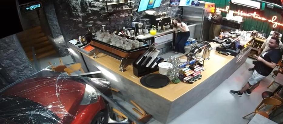 İstanbul - Ümraniye’de, otomobilin kafeye daldığı kaza güvenlik kamerasında