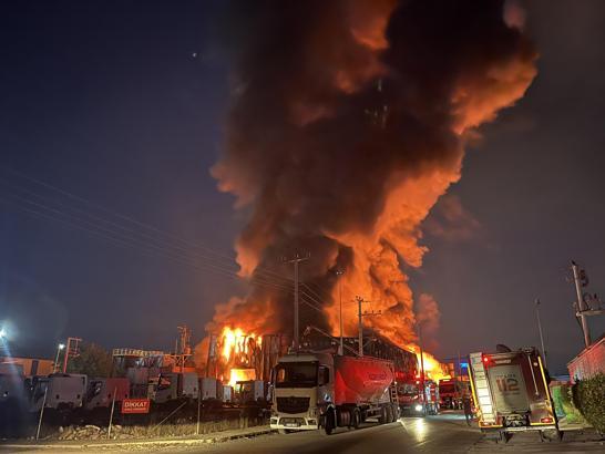 Kocaeli'de, lojistik deposunda yangın