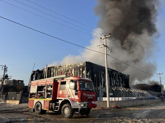 Kocaeli'de lojistik deposunda yangın (3)