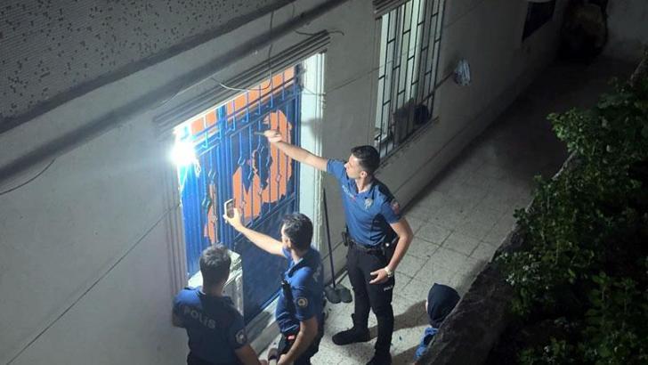 Avcılar'da evdekileri tehdit etti, bıçakla kendini yaraladı; polise saldırınca bacağından vuruldu