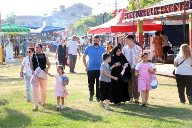 115 yıllık panayırda, ev ortamına çevirdikleri traktör kasalarında konaklıyorlar