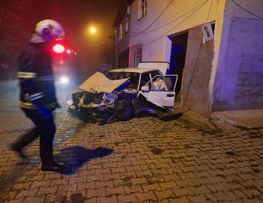 Otomobil, römorka çarptı; 1 ölü, 1 yaralı