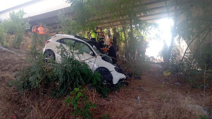 Otoyolda üst geçidin ayağına çarpan otomobilin sürücüsü öldü