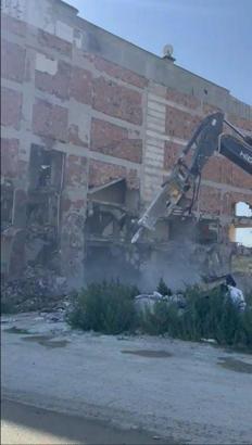 Hatay'da 6 katlı bina kontrollü yıkıldı