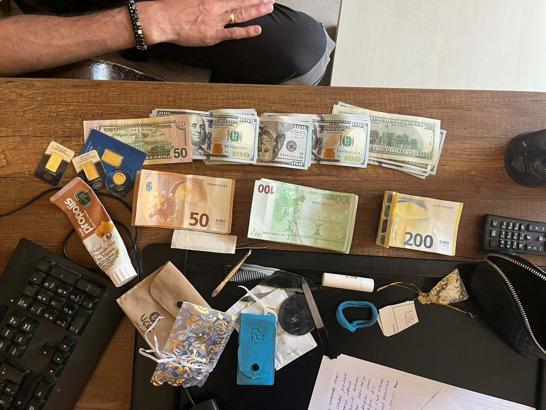 Temizlik işçisi, bulduğu para ve altın dolu cüzdanı polise teslim etti