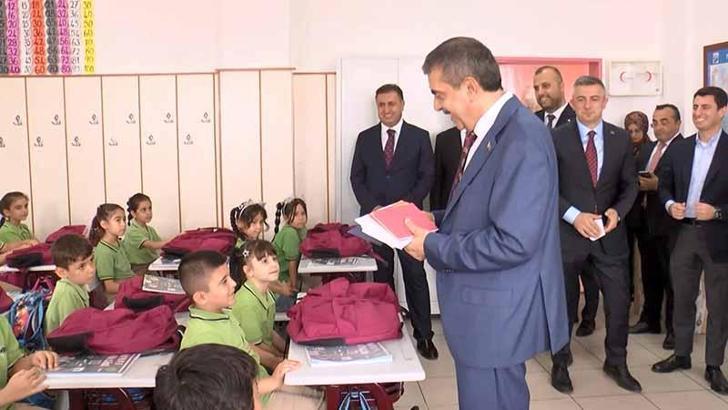 Milli Eğitim Bakanı Tekin, mektupla kendisini okullarına davet eden öğrencileri ziyaret etti