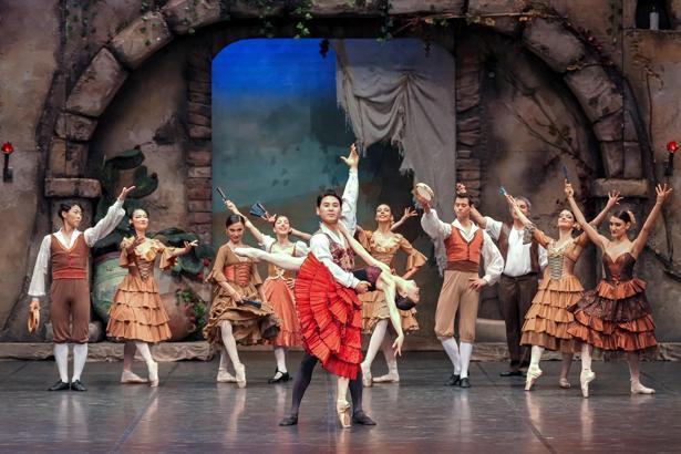 Aspendos'ta perde açılıyor