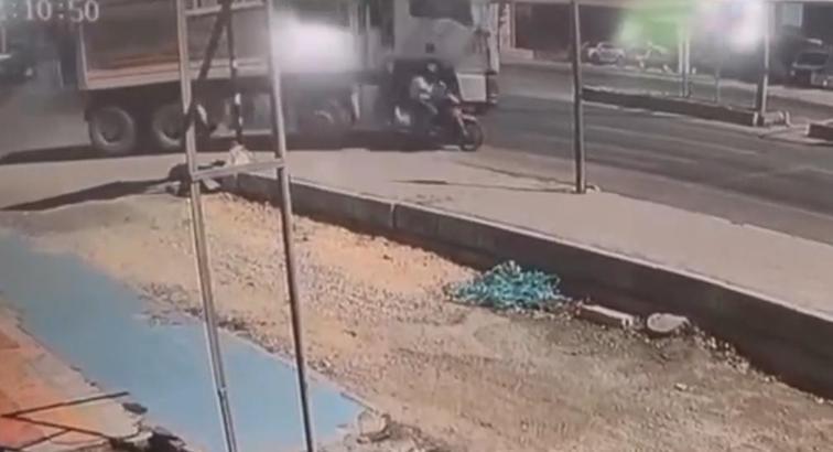 Hafriyat kamyonunun altında kalan motosikletin sürücüsü yaralandı; kaza anı kamerada