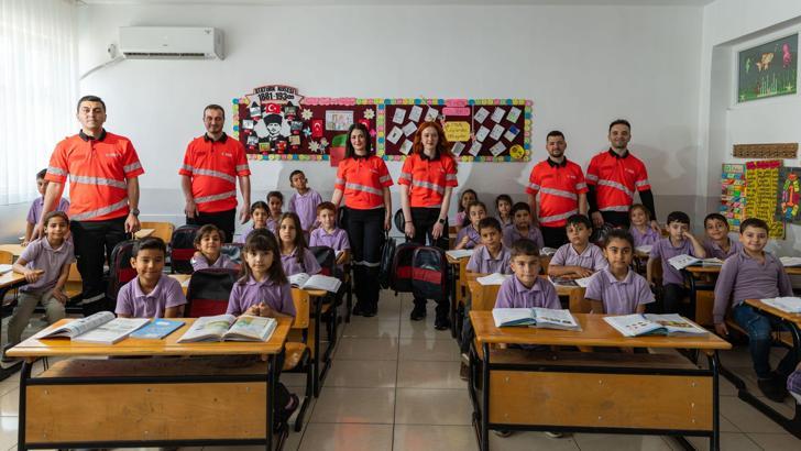 THY’nin uçak koltukları okul çantasına dönüştü; depremzede çocuklara dağıtıldı