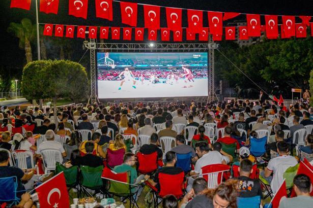 Mersinliler yarı final coşkusunu dev ekranda yaşadı