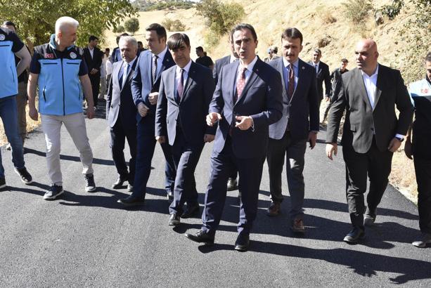 Bitlis’te köy yolları sıcak asfaltla kaplanıyor