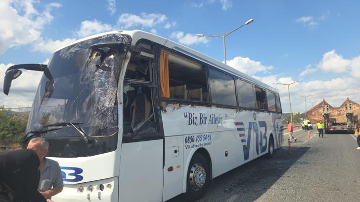 Otobüs, gemi çapası taşıyan TIR’a çarptı: 3 yaralı