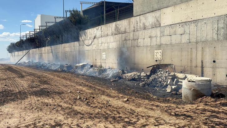 Anız yangınında alevler fabrikaya sıçramadan söndürüldü