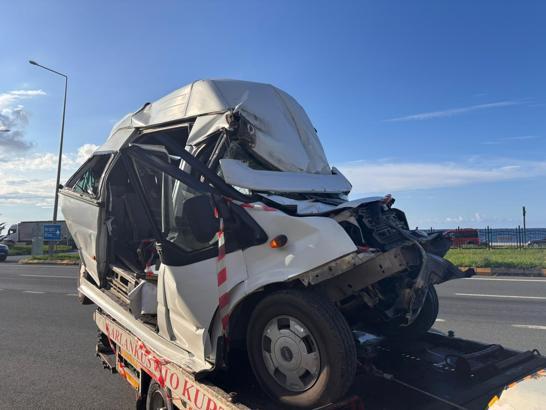 TIR, trafik ışıklarında bekleyen minibüse çarptı: 15 yaralı