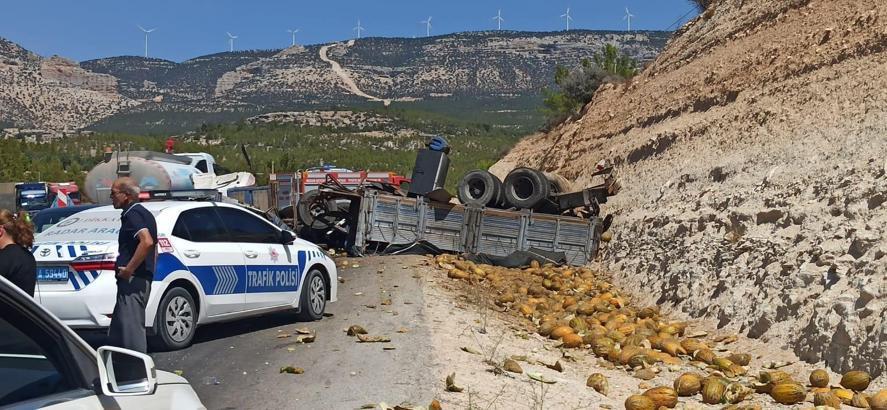 Yolcu otobüsü ile kamyon çarpıştı; 3 ölü, 7 yaralı- Yeniden