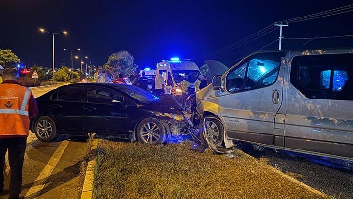 Sivas’ta minibüs ile otomobil çarpıştı; 3’ü futbolcu 5 kişi yaralandı