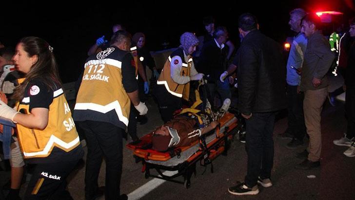 Sivas'ta 2 otomobil ve 1 traktör kazaya karıştı; 10 yaralı