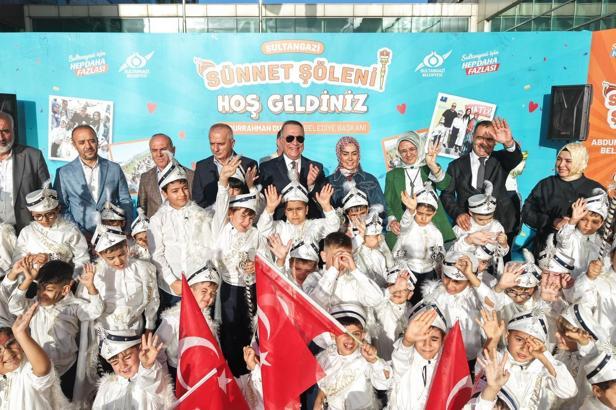 Sultangazi’de sünnet ettirilen çocuklar için şölen düzenlendi