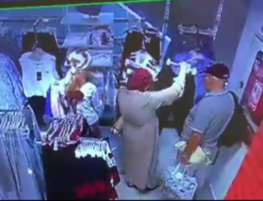 İstanbul - Fatih'te mağazada turistin çantasındaki paraları böyle çaldı