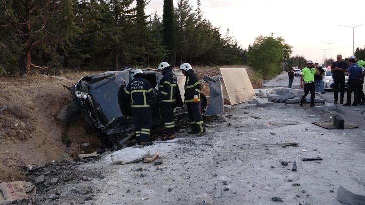 Burdur'da otomobil, otobüs durağına çarptı: 2 yaralı