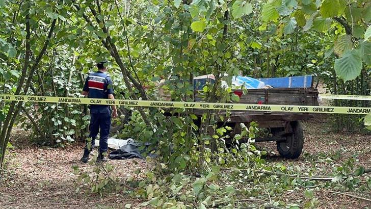Traktörden düşüp teker ile ağaç arasına sıkışan sürücü öldü