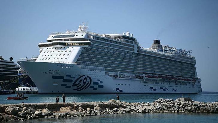 Aroya kruvaziyeri 3 bin 362 yolcusuyla Kuşadası'na geldi