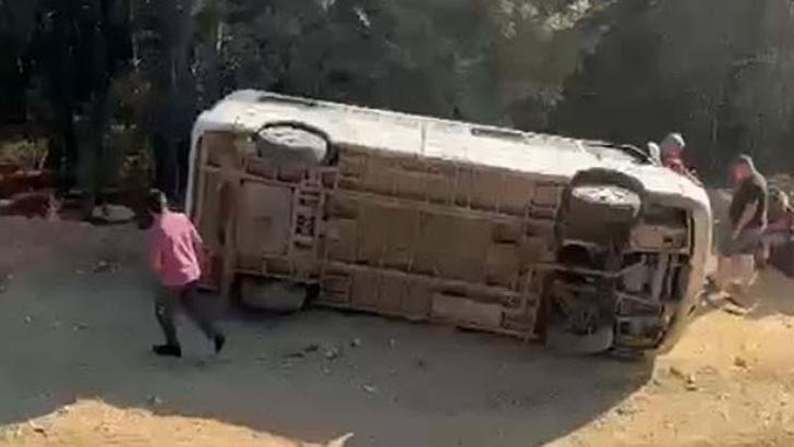 Balıkesir'de tur minibüsü şarampole devrildi: 13 yaralı