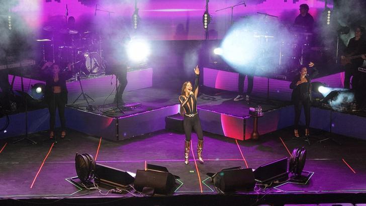 Edirne’deki çeltik festivalinin son akşamında Simge sahne aldı