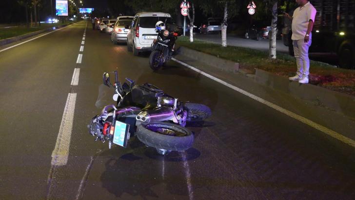 Refüjdeki çimler sulanırken, ıslanan yolda motosikletli iki yunus ekibi kaza yaptı: 4 yaralı