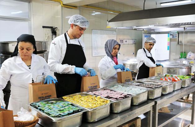 Küçükçekmece Belediyesi’nden ilköğretim öğrencilerine beslenme çantası desteği