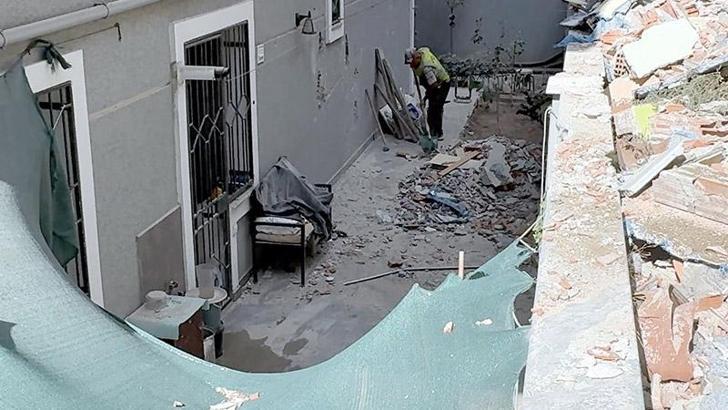 Avcılar'daki binanın yıkımı sırasında yandaki evin bahçesine molozlar düştü