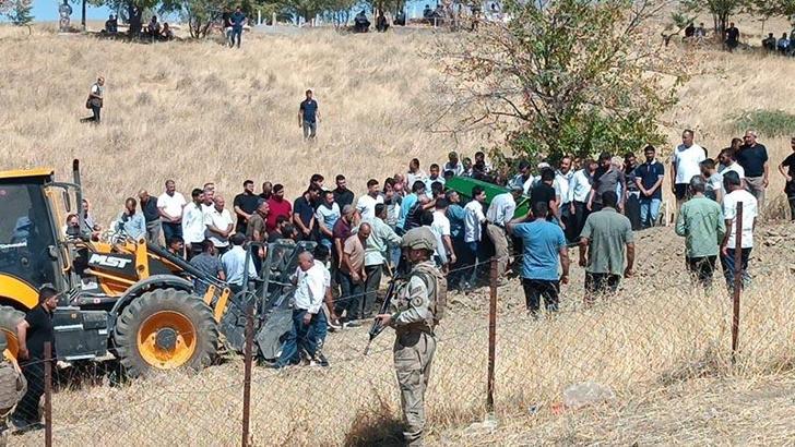 Batman’da silahlı saldırıda ölen çift ile 2 çocuğu toprağa verildi, gözaltı sayısı 24’e çıktı