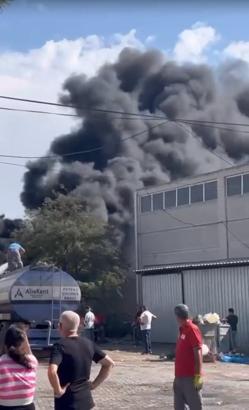 İzmir'de lastik deposunda yangın