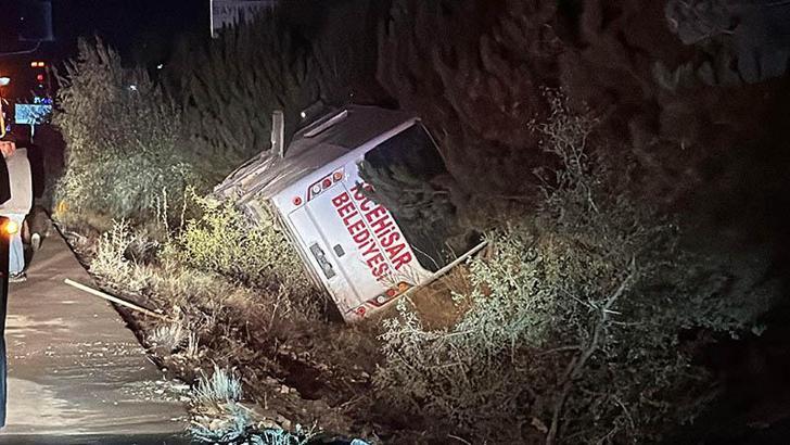 Afyonkarahisar'da yolcu midibüsü devrildi: 12 yaralı