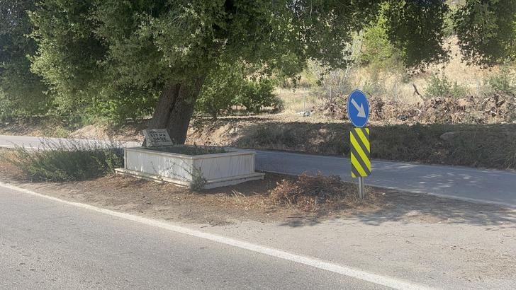 'Sıtma Dede'nin mezarı yolun ortasında kaldı