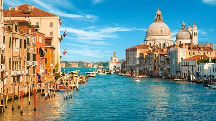 İtalya, Büyük Kanal’da yüzen turist çifte kente giriş yasağı getirdi