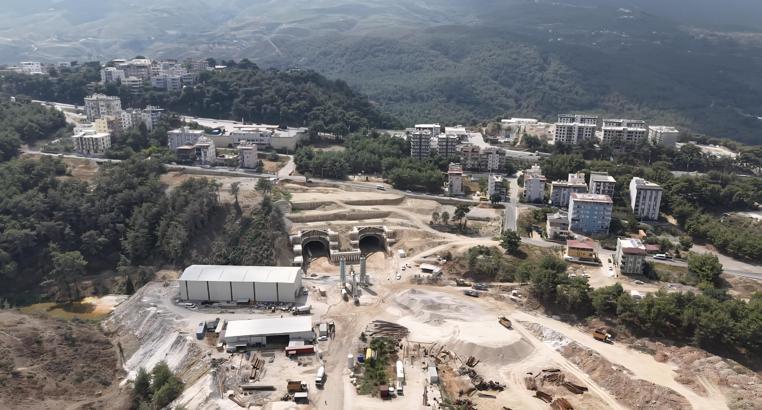Hatay'da Türkiye’nin en uzun ve en geniş tünelinin yapımı devam ediyor
