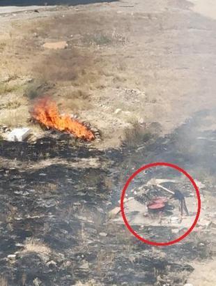 Alevlere rağmen salça karıştırmaya devam etti