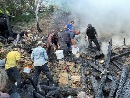 Artvin'de 3 katlı ev yangında küle döndü