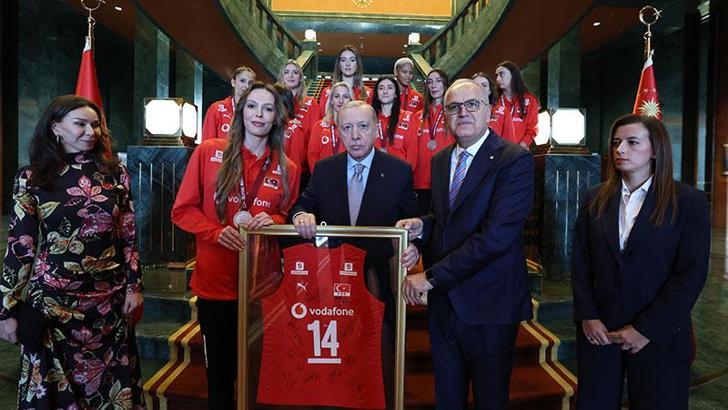 Cumhurbaşkanı Erdoğan, A Milli Kadın Voleybol Takımı'nı kabul etti