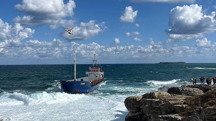 Kuru yük gemisi karaya oturdu; mürettebat kurtarıldı