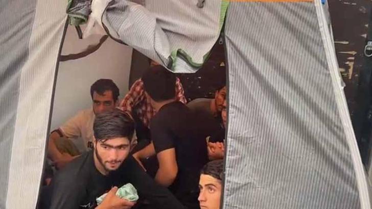 TIR’ın dorsesindeki kamp çadırlarından 17 kaçak göçmen çıktı