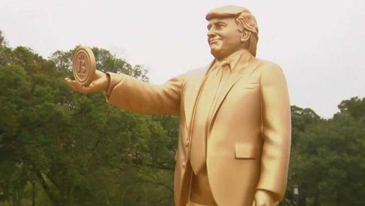 Beyaz Saray’ın karşısına Trump’ın Bitcoin tuttuğu heykeli dikildi