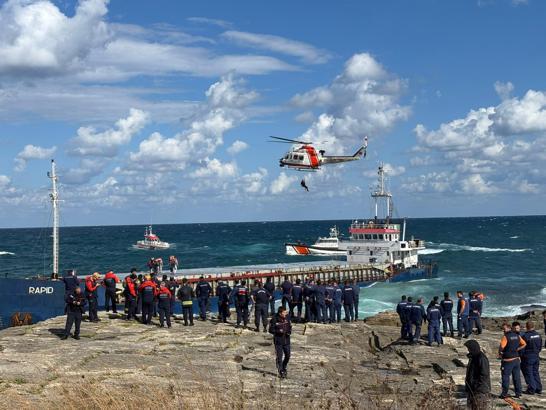 Kuru yük gemisi karaya oturdu; mürettebat kurtarıldı (2)